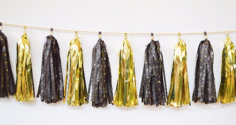 New Year/'s Eve Party Decoration Black and Gold tassel garland Happy New Year 2020 New Year Photo Backdrop Roaring 2020