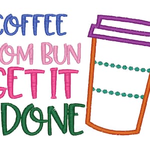 Puede incluir: Diseño de bordado Coffee Mom Bun Get It Done con una taza de café de dibujos animados en naranja, morado y verde.