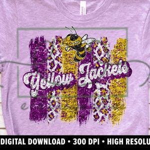 Pode incluir: Design de glitter roxo, dourado e branco com um gráfico de jaqueta amarela e o texto "Yellow Jackets".
