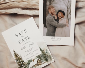 Biglietto Save the Date nel bosco invernale, Save the Date fotografico, Save Date per matrimonio in montagna nella foresta di pini, Save the Date boho, modello Canva modificabile