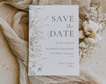 Puede incluir: Tarjeta de guardar la fecha con diseño floral azul. La tarjeta dice "Save the Date" para la boda de Elizabeth y Wilder el sábado 06.03.2023 a las 5 PM. Invitación formal a seguir.
