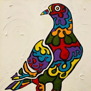 Puede incluir: Pintura colorida de una paloma sobre un fondo blanco. El ave est&aacute; representada con un contorno negro y rellena de colores vibrantes como rojo, amarillo, morado y verde. La obra tiene una superficie texturizada.