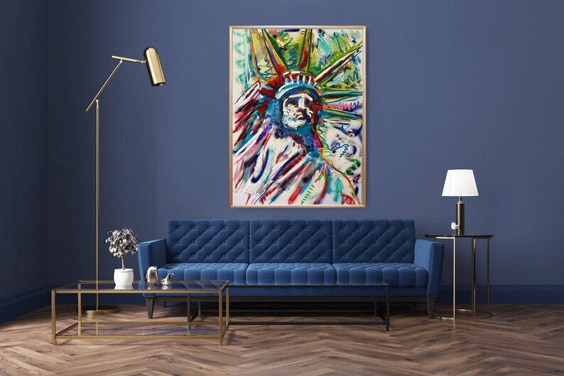 Puede incluir: Una pintura abstracta colorida de la Estatua de la Libertad, con un esquema de color azul, verde y amarillo. La pintura est&aacute; enmarcada en un marco dorado y est&aacute; colgada en una pared azul.