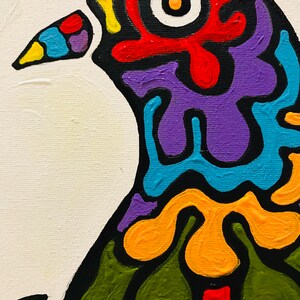 Puede incluir: Primer plano de una colorida pintura abstracta de un p&aacute;jaro. La cabeza y el cuerpo del p&aacute;jaro est&aacute;n delineados en negro, con secciones vibrantes de rojo, azul, morado, amarillo y verde. El fondo es blanco.