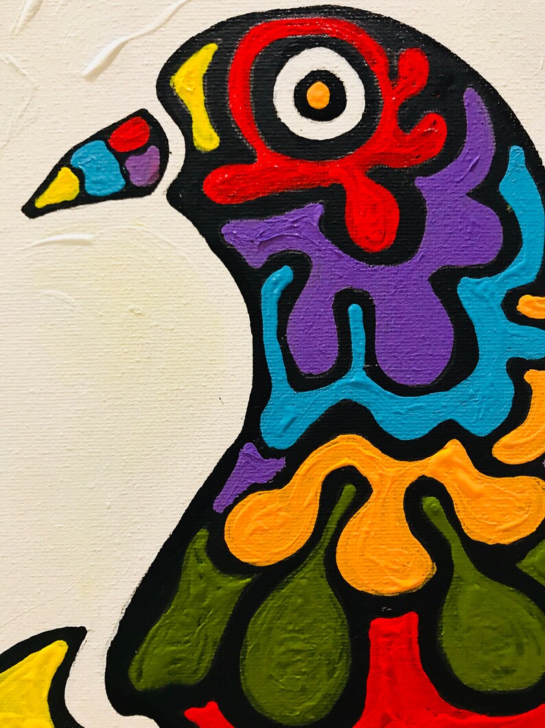 Puede incluir: Primer plano de una colorida pintura abstracta de un p&aacute;jaro. La cabeza y el cuerpo del p&aacute;jaro est&aacute;n delineados en negro, con secciones vibrantes de rojo, azul, morado, amarillo y verde. El fondo es blanco.