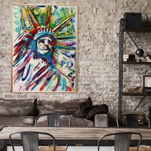 Puede incluir: Pintura abstracta de la Estatua de la Libertad en una variedad de colores, incluyendo azul, verde, rojo y amarillo. La pintura est&aacute; enmarcada y colgada en una pared de ladrillo.