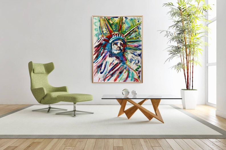 Puede incluir: Pintura abstracta de la Estatua de la Libertad en un estilo colorido con pintura roja, azul, verde, amarilla y blanca. La pintura est&aacute; enmarcada y colgada en una pared blanca.