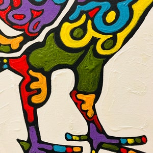 Puede incluir: Pintura abstracta de las patas y los pies de un p&aacute;jaro, con una paleta de colores vibrantes. La obra presenta un fondo blanco con las patas y los pies del p&aacute;jaro delineados en negro. Las patas y los pies est&aacute;n rellenos de varios colores, incluyendo morado, rojo, amarillo y verde.