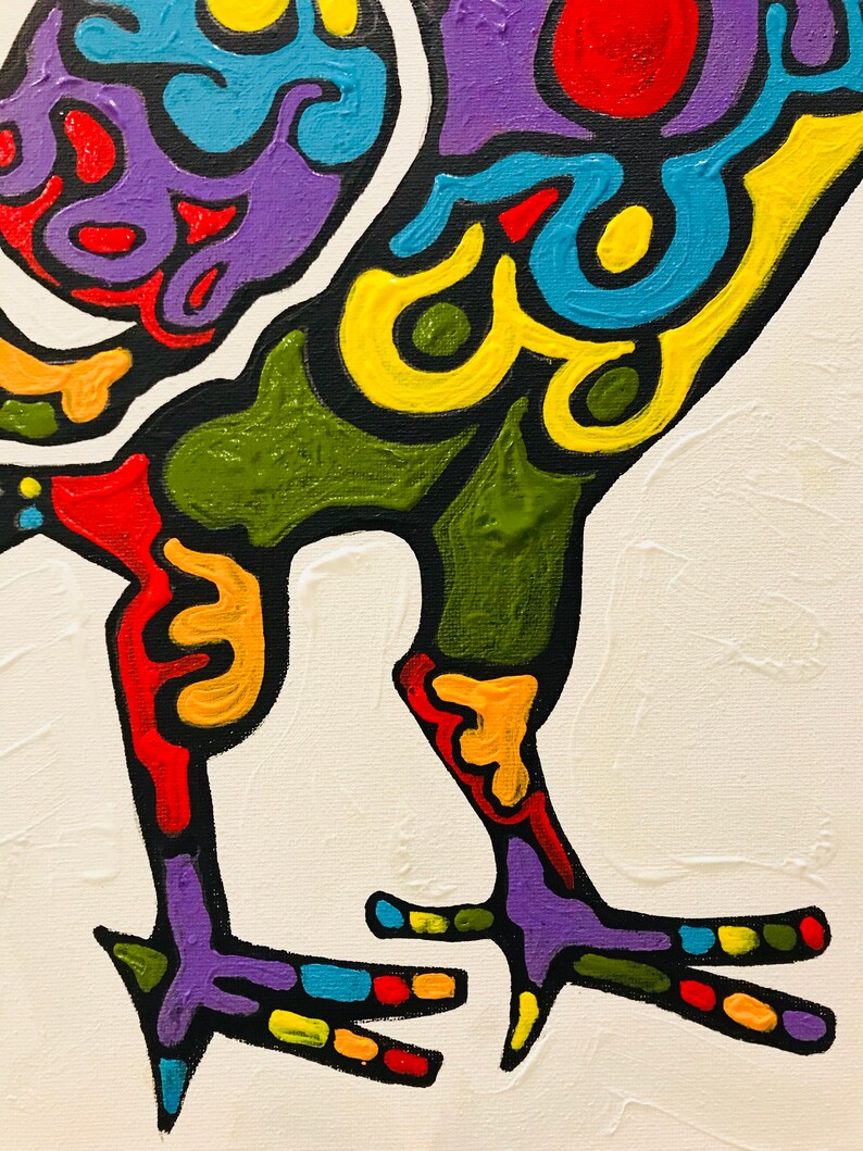 Puede incluir: Pintura abstracta de las patas y los pies de un p&aacute;jaro, con una paleta de colores vibrantes. La obra presenta un fondo blanco con las patas y los pies del p&aacute;jaro delineados en negro. Las patas y los pies est&aacute;n rellenos de varios colores, incluyendo morado, rojo, amarillo y verde.