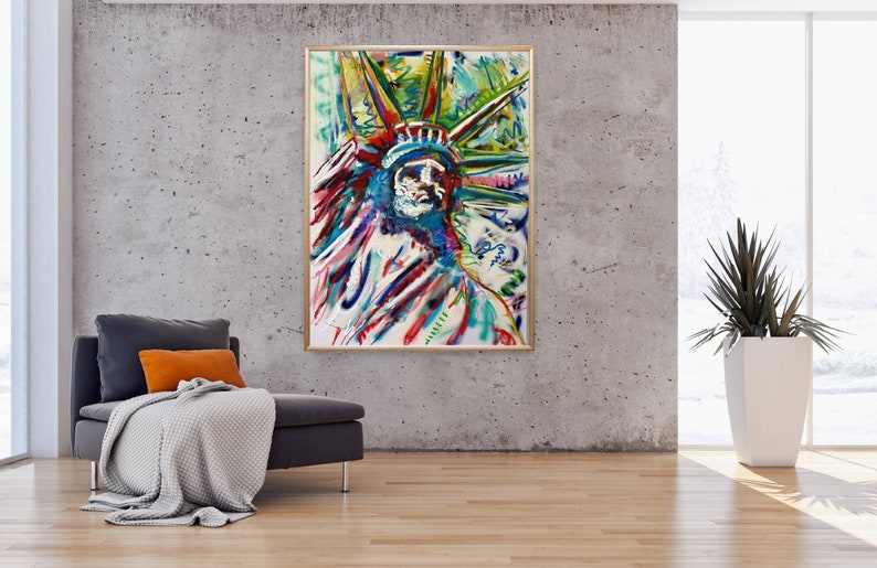 Puede incluir: Pintura abstracta de la Estatua de la Libertad en un estilo moderno con colores brillantes, incluyendo azul, verde, rojo y amarillo. La pintura est&aacute; enmarcada en un marco dorado.