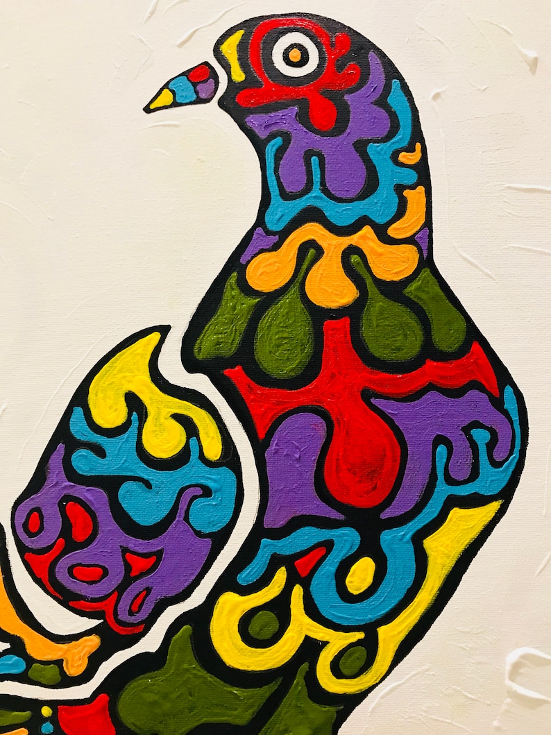 Puede incluir: Pintura abstracta colorida de un p&aacute;jaro. La forma del p&aacute;jaro est&aacute; delineada en negro y rellena con colores vibrantes como rojo, amarillo, azul, verde y morado. El fondo es blanco texturizado.