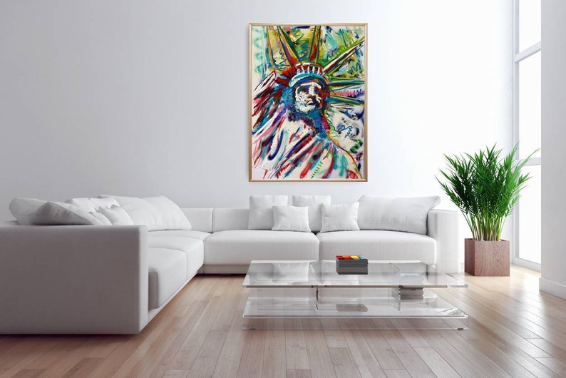 Puede incluir: Pintura abstracta de la Estatua de la Libertad en una variedad de colores, incluyendo azul, verde, rojo y amarillo. La pintura est&aacute; enmarcada en un marco de madera y est&aacute; colgada en una pared blanca en un sal&oacute;n.