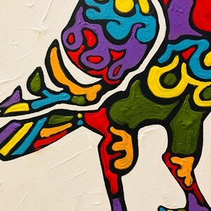 Puede incluir: Pintura abstracta de una figura de ave sobre fondo blanco. La figura est&aacute; delineada en negro y rellena con colores vibrantes, incluyendo amarillo, azul, morado, rojo, naranja y verde. La obra tiene una apariencia texturizada.