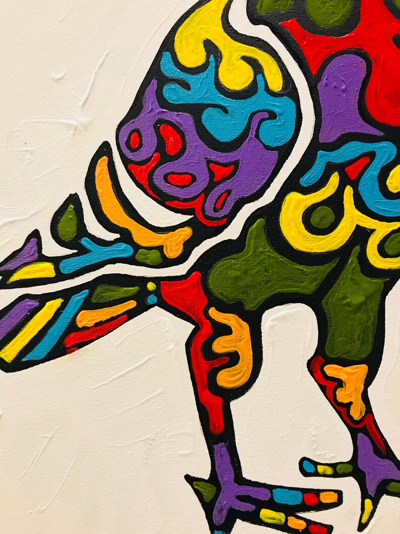 Puede incluir: Pintura abstracta de una figura de ave sobre fondo blanco. La figura est&aacute; delineada en negro y rellena con colores vibrantes, incluyendo amarillo, azul, morado, rojo, naranja y verde. La obra tiene una apariencia texturizada.