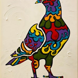 Puede incluir: Pintura colorida de una paloma con un dise&ntilde;o abstracto &uacute;nico. El ave presenta una vibrante paleta de rojo, amarillo, azul, verde y morado, delineada en negro, sobre un fondo blanco texturizado.