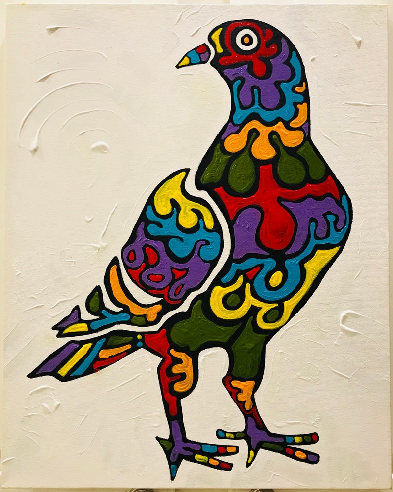 Puede incluir: Pintura colorida de una paloma con un dise&ntilde;o abstracto &uacute;nico. El ave presenta una vibrante paleta de rojo, amarillo, azul, verde y morado, delineada en negro, sobre un fondo blanco texturizado.