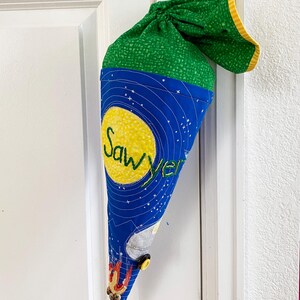 Może przedstawiać: Zestaw trzech ceramicznych kubk&oacute;w z nakrapianym, matowym wykończeniem. Kubki są w odcieniach kremu, jasnoszarym i ciemnoszarym. Każdy kubek ma prosty, minimalistyczny design.