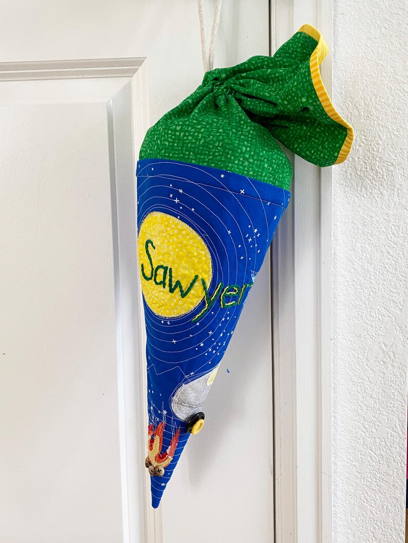Może przedstawiać: Zestaw trzech ceramicznych kubk&oacute;w z nakrapianym, matowym wykończeniem. Kubki są w odcieniach kremu, jasnoszarym i ciemnoszarym. Każdy kubek ma prosty, minimalistyczny design.