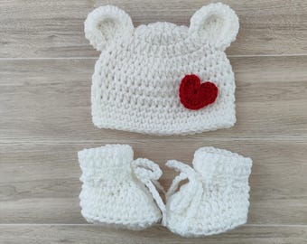 Crochet Baby Bear Hat with heart and Booties, hat with ears, baby shower gift, hospital outfit, photo prop, newborn picture