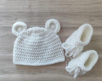 Crochet Baby Bear Hat and Booties, hat with ears, baby shower gift, hospital outfit, photo prop, newborn picture