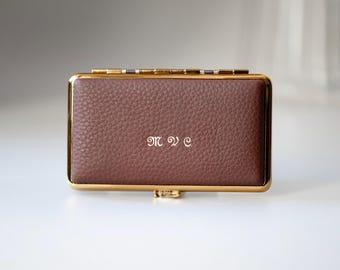 Estuche de cuero personalizado para cigarrillos: Caja delgada de metal dorado con grabado personalizado para 20 cigarrillos.