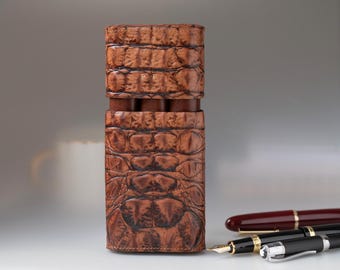 Étui en cuir pour 3 stylos compatible avec Montblanc 149 : cuir pleine fleur marron, motif crocodile, gravure personnalisée