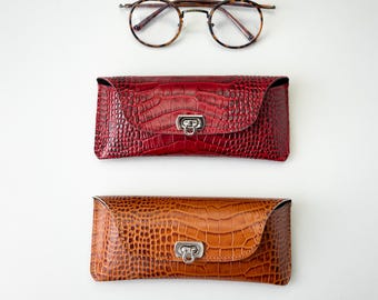 Gepersonaliseerde leren brillenkoker voor dames - kersenrood, harde brillenkoker, druksluiting, duurzaam