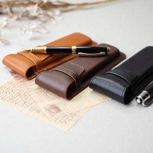 Leren drievoudige pennenetui, bruine vulpenetui, pennenetui gepersonaliseerd cadeau voor mannen, pennenhouder voor collega, aangepaste leren etui