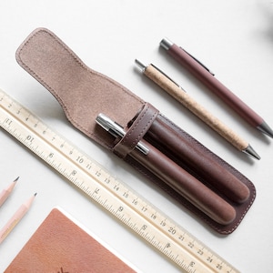 Leren pennenetui met twee middelgrote aparte vakken, vulpenetui gepersonaliseerd cadeau voor mannen, donkerbruine hoes met 2 pennen, verjaardagscadeau