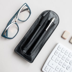 Custodia per occhiali da sole in pelle personalizzata con 2 slot per penna, custodia per occhiali nera con due portapenne, custodia per occhiali unisex, custodia per occhiali da lettura