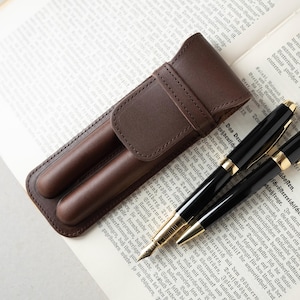 Leather pen case for 2 slim pen, Personalized pen case, Custom pen case for him, Chestnut pen holder, Fountain pen case law graduation gift