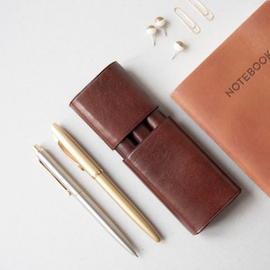 Luxe leren pennenetui gepersonaliseerd, 3 pennenhouders voor dames, minimalistisch drievoudig pennenzakje, kastanjebruine leren etui, schrijfaccessoires