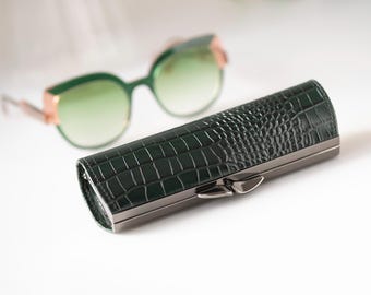 Brillenkoker vintage donkergroen krokodillenleer: harde schaal met sluiting - gepersonaliseerd cadeau