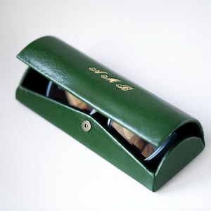 Custodia per occhiali in pelle personalizzata con bottone magnetico: custodia rigida marrone per occhiali unisex immagine 14