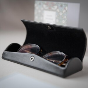 Custodia per occhiali in pelle personalizzata con bottone magnetico: custodia rigida marrone per occhiali unisex immagine 15