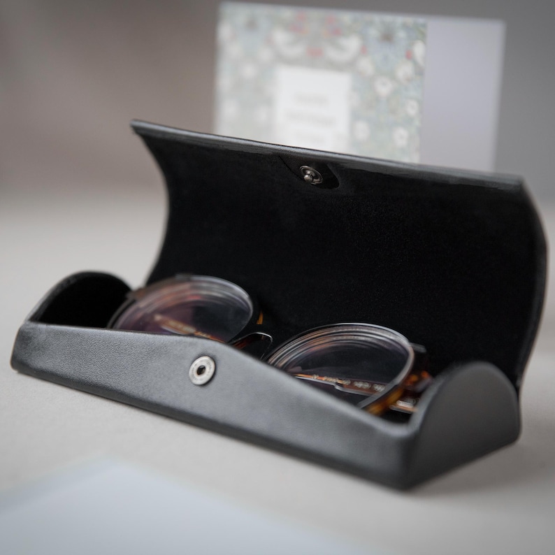 Custodia per occhiali in pelle personalizzata con bottone magnetico: custodia rigida marrone per occhiali unisex immagine 15