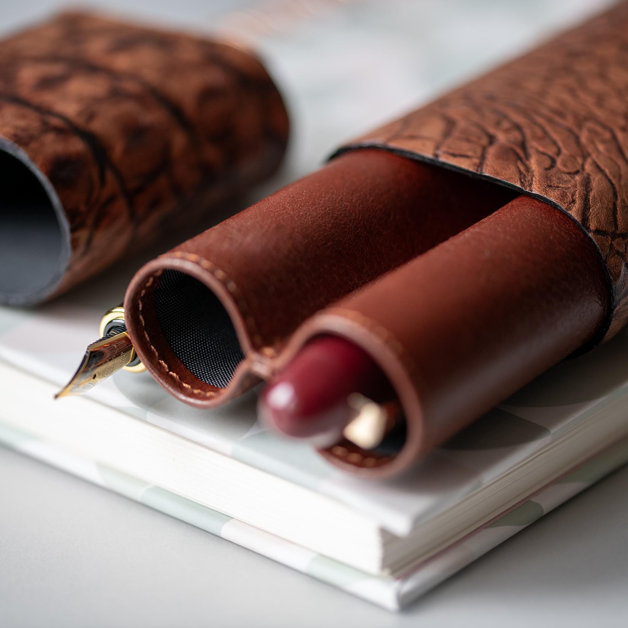 【希少】モンブラン カーフレザー クロコ型押しペンケース 美品】モンブラン 本革 クロコ型押し ペンケース 箱付き 希少カラー