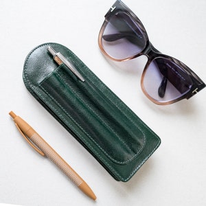 Étui à lunettes de soleil en cuir avec 2 porte-stylos, cadeau étui à lunettes personnalisé pour femme, étui à lunettes de soleil avec séparateur 2 stylos, étui rigide pour lunettes