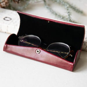 Custodia per occhiali in pelle personalizzata con bottone magnetico: custodia rigida marrone per occhiali unisex immagine 19