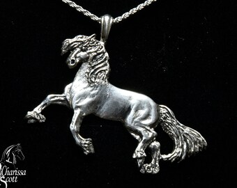 Collier cheval frison en argent sterling faisant des cabrioles avec détails oxydés