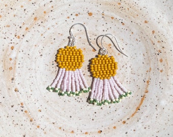 Disco Fringe - Boucles d’oreilles minimales en perles délicates en citrouille pâle et lilas avec fond à carreaux