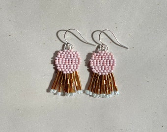 Pendientes Disco Fringe con cuentas minimalistas y delicadas en lila y bronce