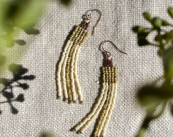 Boucles d’oreilles perlées à rayures de couleur bloc neutre en jaune Picasso et crème avec perles dorées