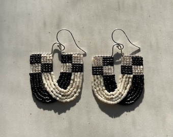 Boucles d’oreilles perlées à carreaux noir et blanc cassé