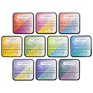 Pode incluir: Uma coleção de dez almofadas de tinta quadradas com cantos arredondados. Cada almofada apresenta o texto "COLOUR SHIFT" e "CLOUD 9" com vários nomes de cores como "Watermelon Sprite" e "Fruit Punch". As almofadas têm um acabamento mate e brilho.