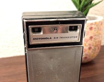 Radio AM Motorola Six 6 de transistores. Conector para auriculares electrónicos de estilo vintage.