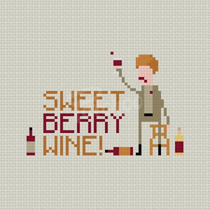 Könnte beinhalten: Kreuzstichmuster mit dem Text "SWEET BERRY WINE!" in Braun und Burgunderrot. Eine pixelige Figur hebt ein Weinglas. Weinflaschen sind um die Figur und den Text herum angeordnet.