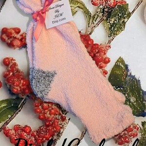 Pedicure socks, pedi sock, flip flop sock, open toe sock, SweetdesignsbyJLM, toeless sock in Pinks and White design. Pink/Grey Heal