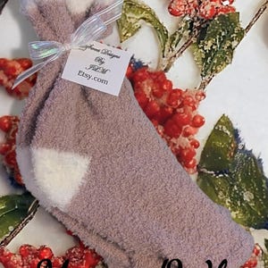 Pedicure socks, pedi sock, flip flop sock, open toe sock, SweetdesignsbyJLM, toeless sock in Pinks and White design. Mauve/White