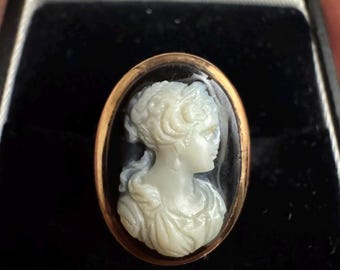 Anello antico in oro rosa con cammeo in pietra dura